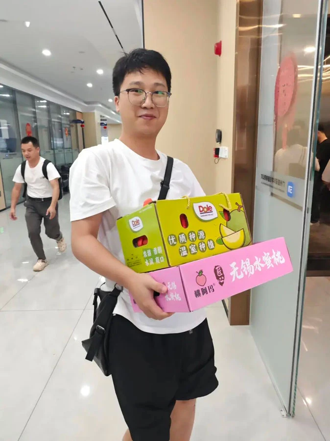 Shounuo Employees Receiving Dragon Boat Festival Gifts Shounuo Employees Receiving Dragon Boat Festival Gifts